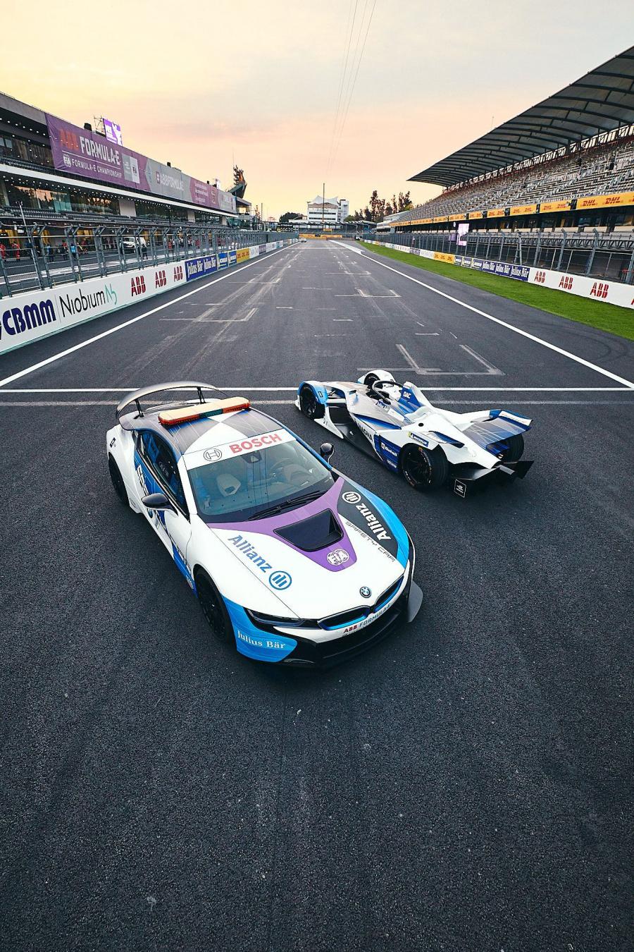  BMW i8 Formula E Safety Car 2019 года  (фото 12 из 17)